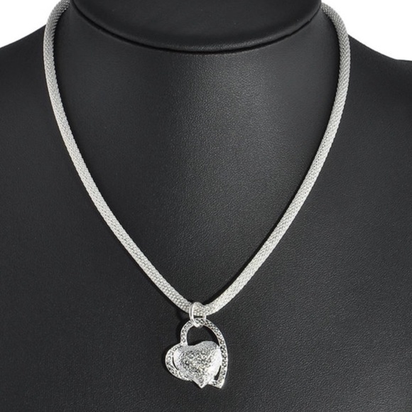 🌟 Silver Heart Pendant Necklace - Picture 2 of 4